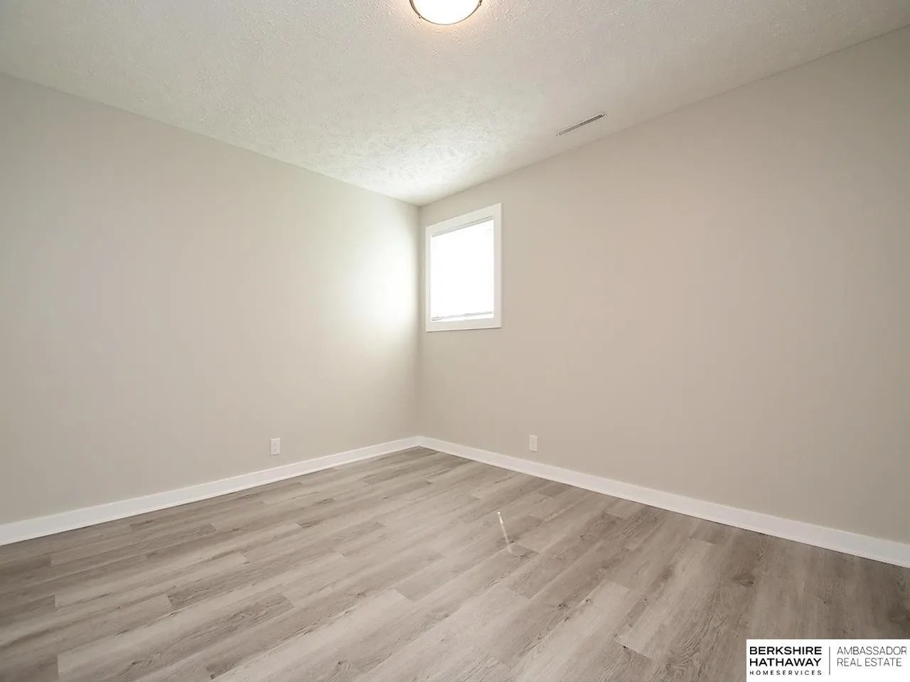 8217 Read St, Omaha, NE 68122