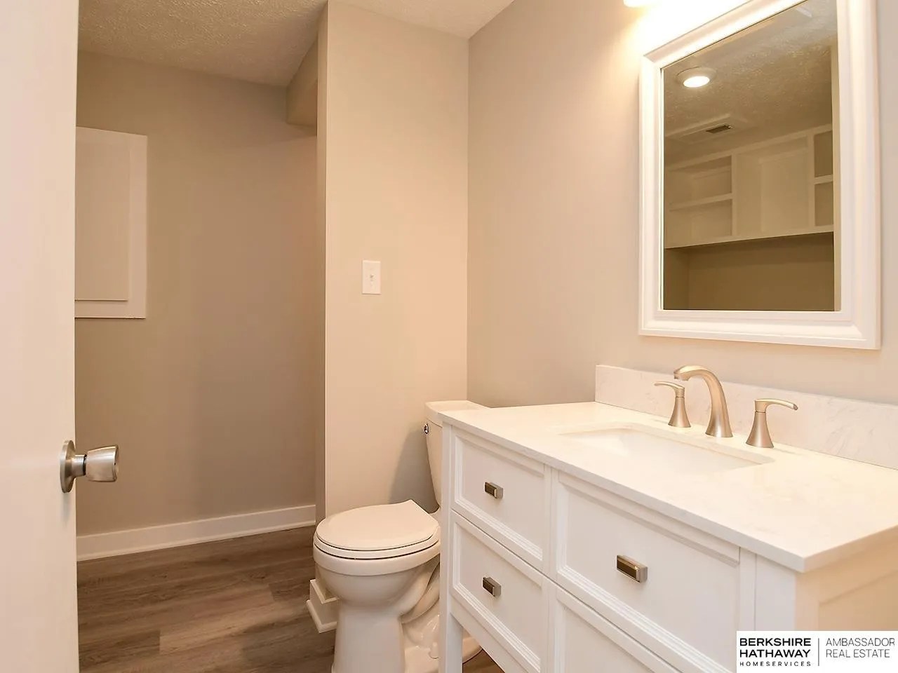 8217 Read St, Omaha, NE 68122