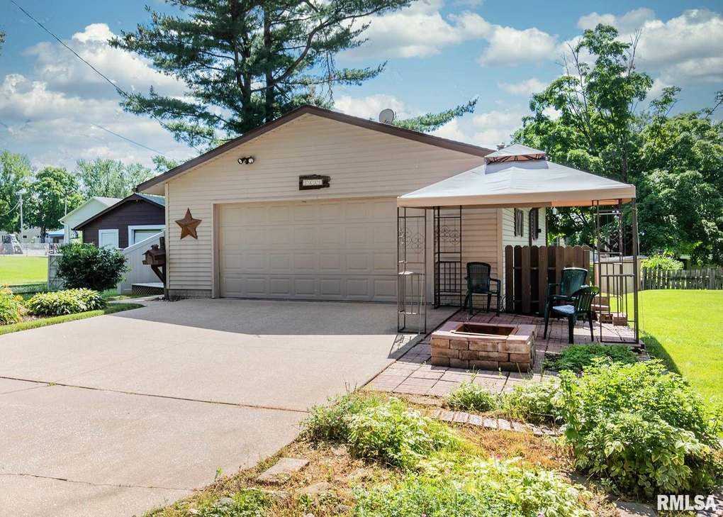 2331 8th St, East Moline, IL 61244