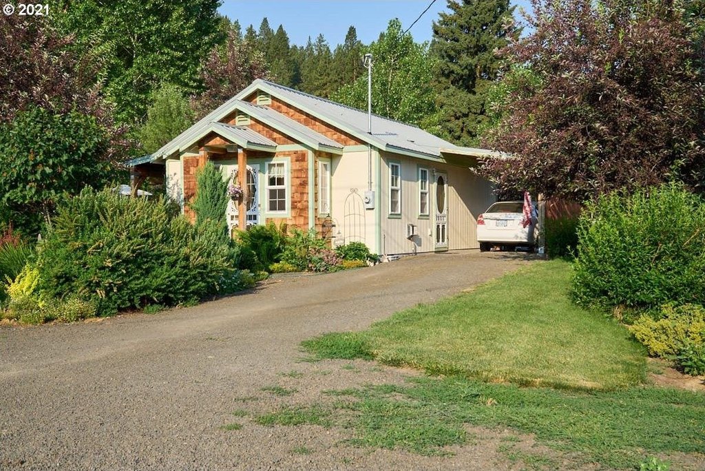 402 S Pine St, Wallowa, OR, 97885
