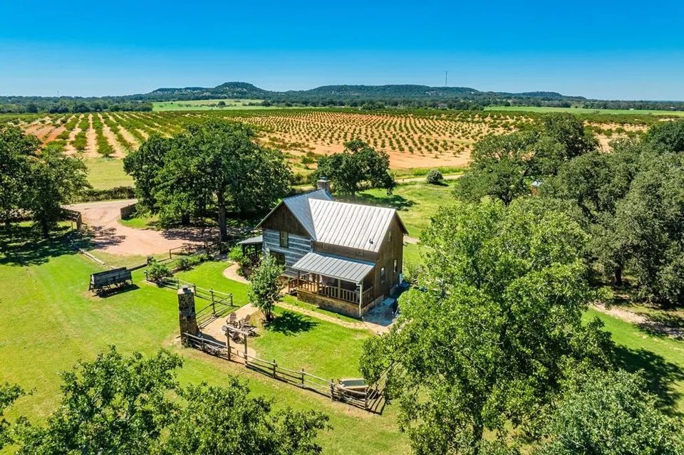 307 Klaerner Rd, Fredericksburg, TX 78624 849,000