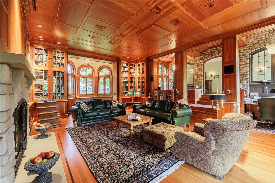 43 Knollwood Dr, Pittsford, NY 14618