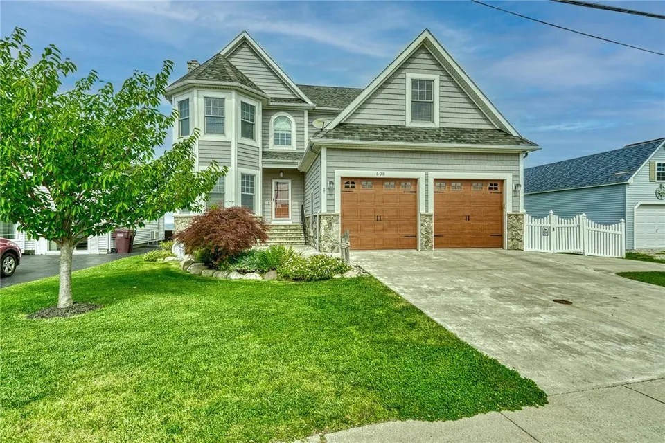 For Sale 608 Edgemere Dr, Greece, NY 14612