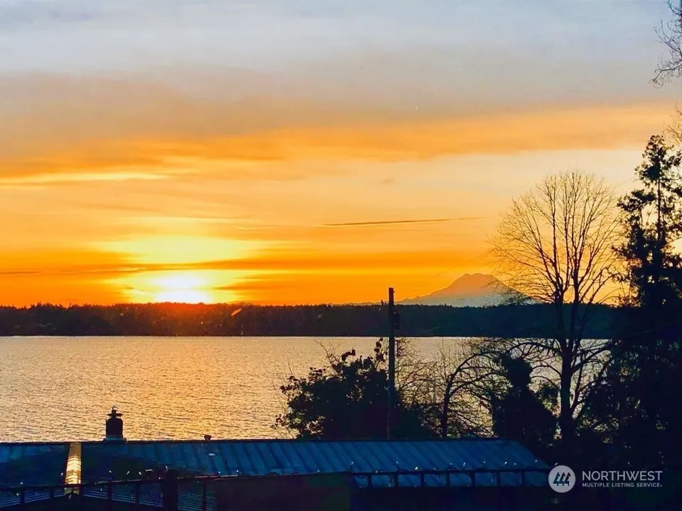 2101 Beverly Beach Dr NW, Olympia, WA 98502 735,000