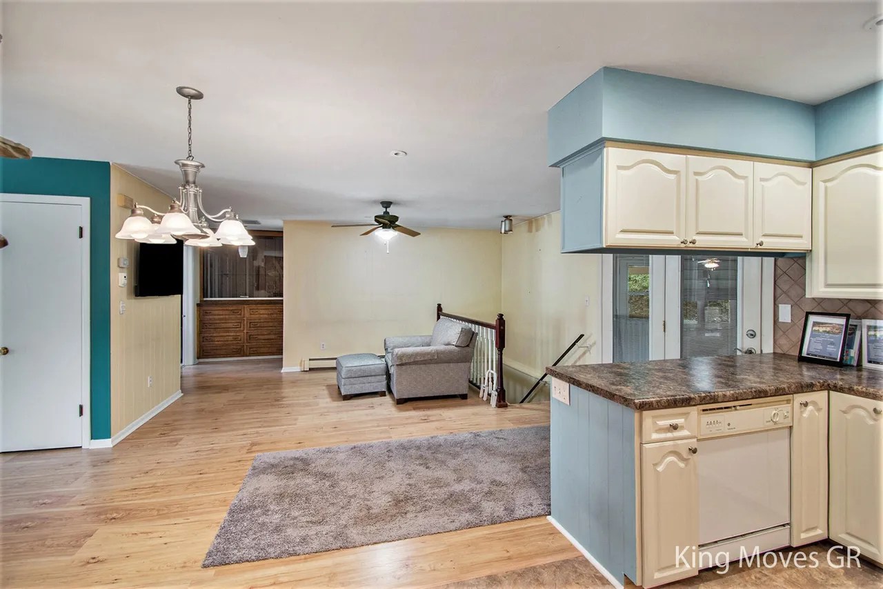 For Sale 2966 Thorncrest Dr SE, Grand Rapids, MI 49546