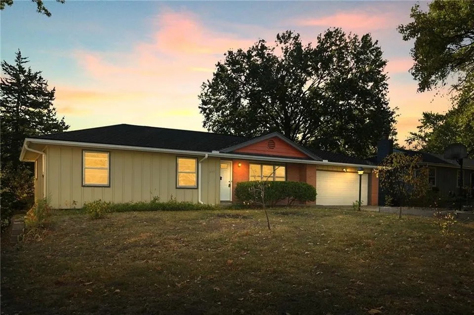 6513 Ballentine St, Shawnee, KS 66203 295,000