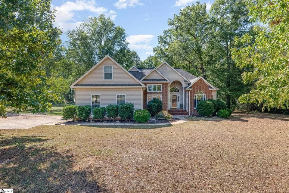 107 Farmdale Rd, Hodges, SC 29653