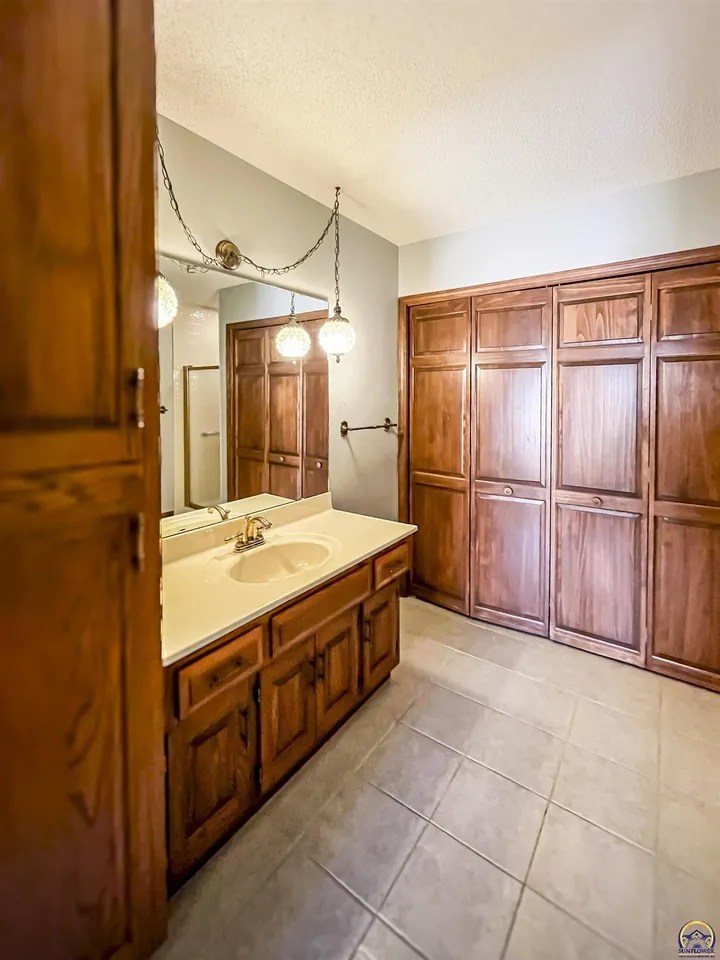 5631 SW Hawick Ln, Topeka, KS 66614