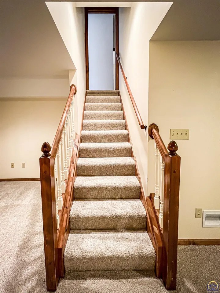 5631 SW Hawick Ln, Topeka, KS 66614