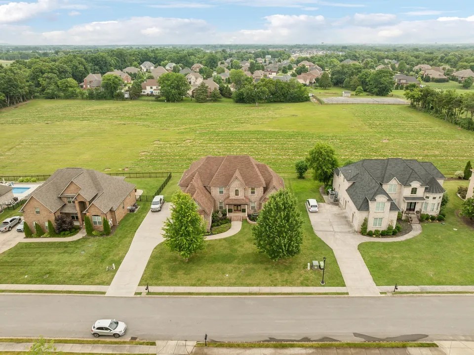 1212 Twin View Dr, Murfreesboro, TN 37128 899,990