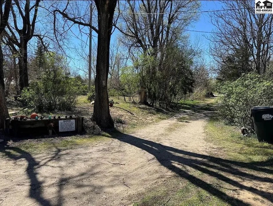 5320 N Halstead St, Hutchinson, KS 67502