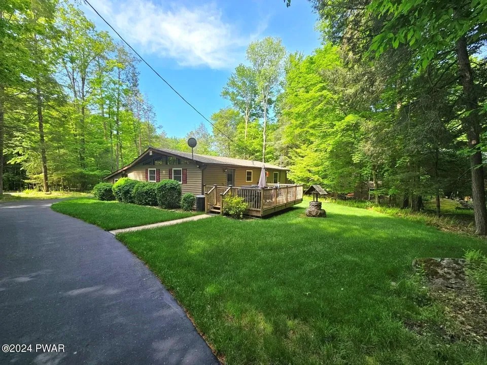 102 Hillcrest Dr, Greentown, PA 18426
