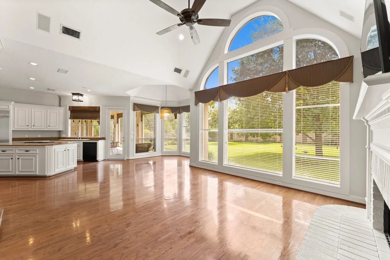 10,900 7 W Windward Cv, The Woodlands, TX 77381