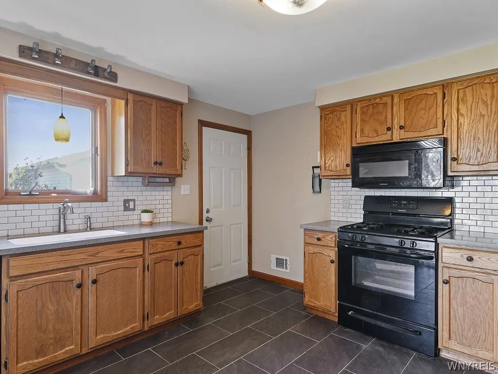 For Sale 4180 Victorian Dr, Hamburg, NY 14075