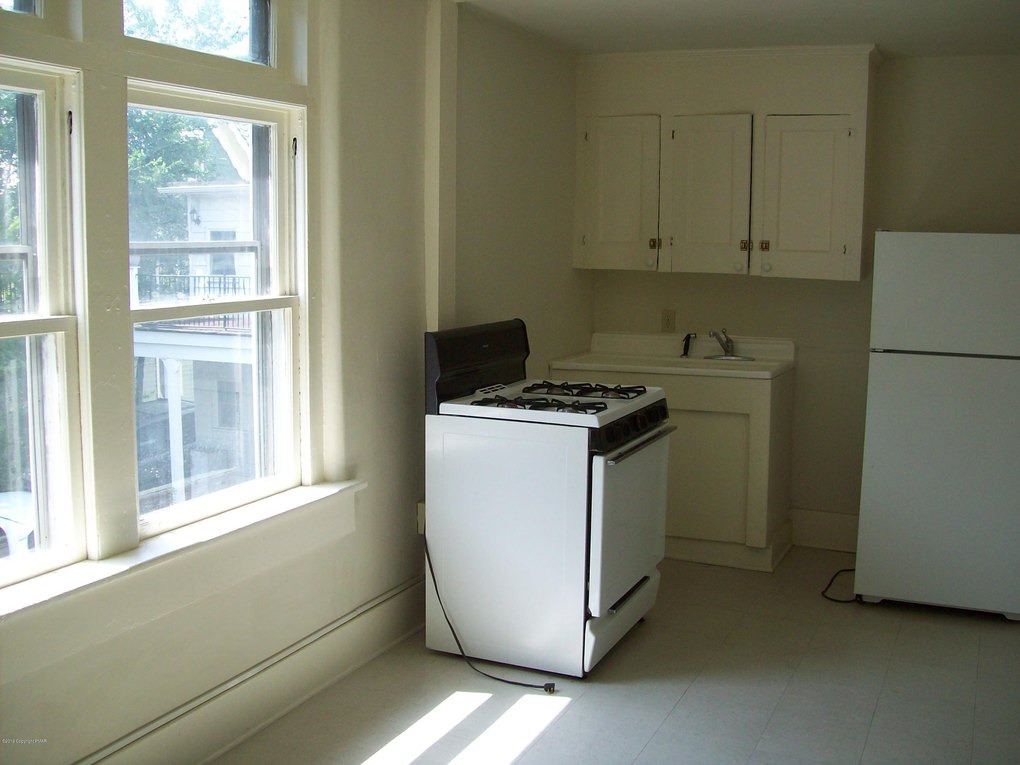 519 Sarah St Apt 10, Stroudsburg, PA 18360