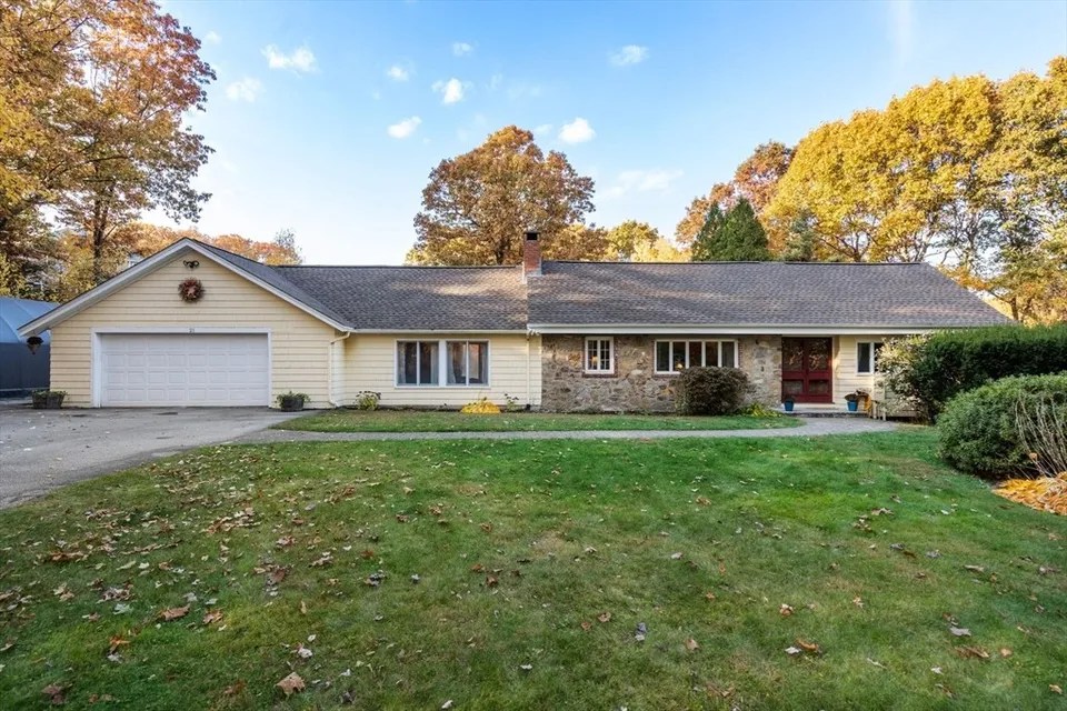 21 Acorn Dr, Uxbridge, MA 01569 599,900