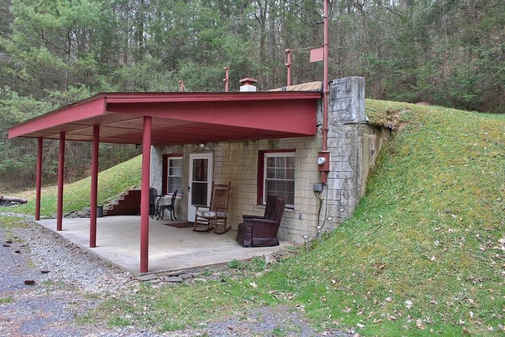 96 Surgar Camp Ln, Dunmore, WV 24934