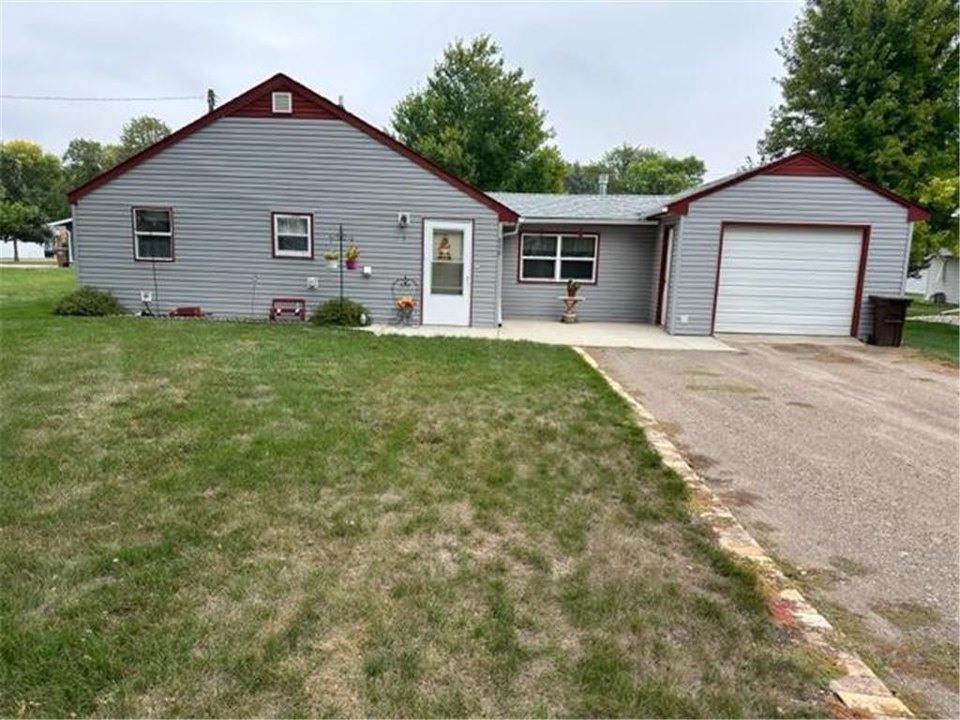 420 Lynsee Ln, Montevideo, MN 56265