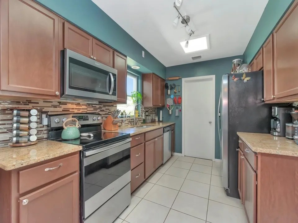 525 Saint Andrews Dr, Sarasota, FL 34243