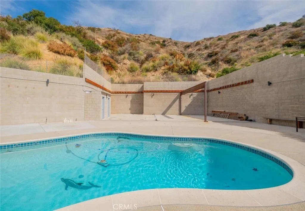 9653 La Tuna Canyon Rd, Sun Valley, CA 91352
