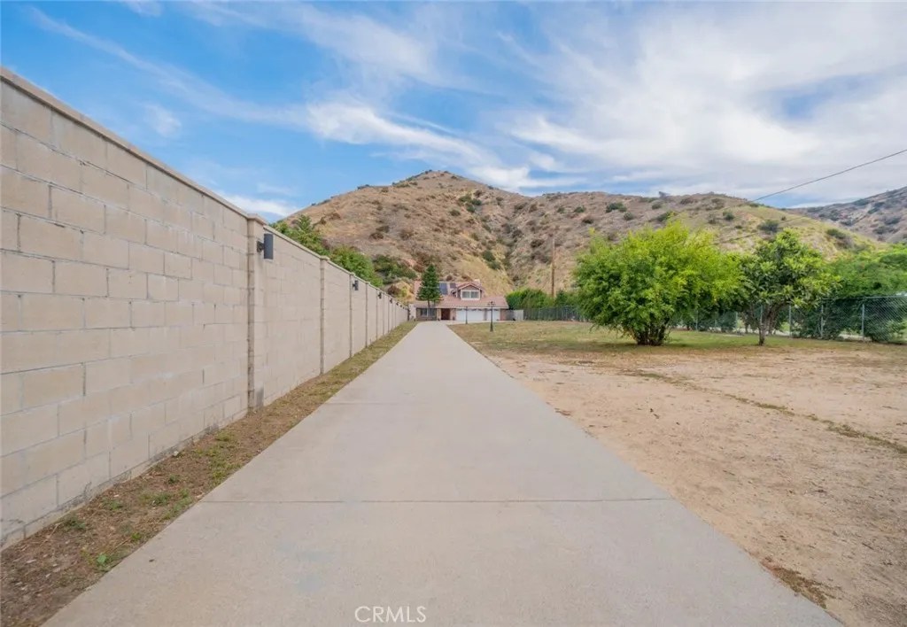 9653 La Tuna Canyon Rd, Sun Valley, CA 91352