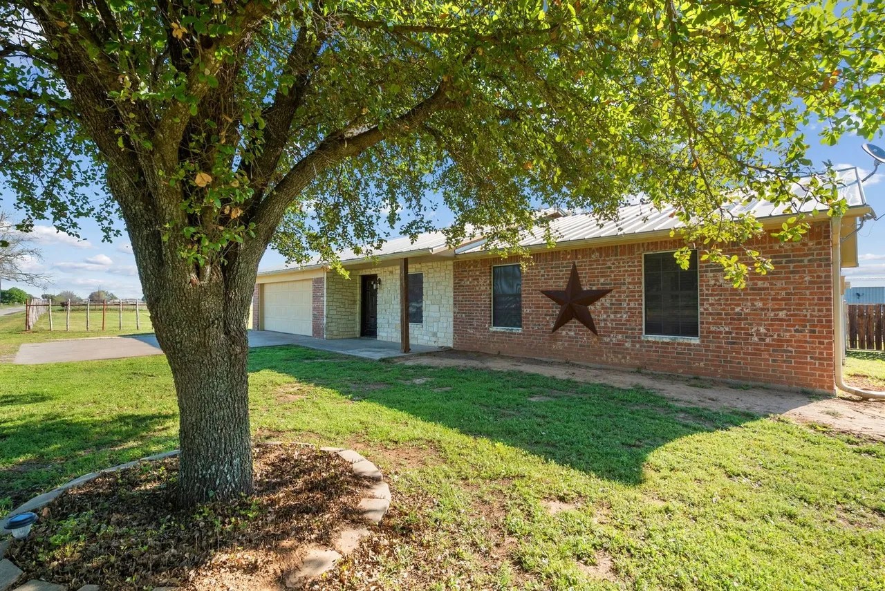 755 Hubbard Dr, Lipan, TX 76462 Home for Rent