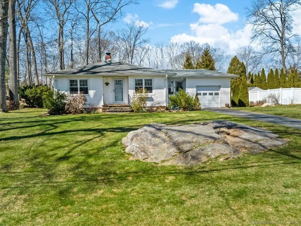 35 Oak Ridge Rd, Branford, CT 06405
