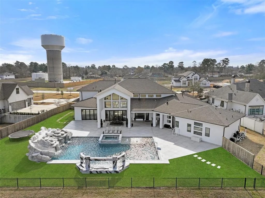 94 Kings Lake Estates Blvd, Houston, TX 77346