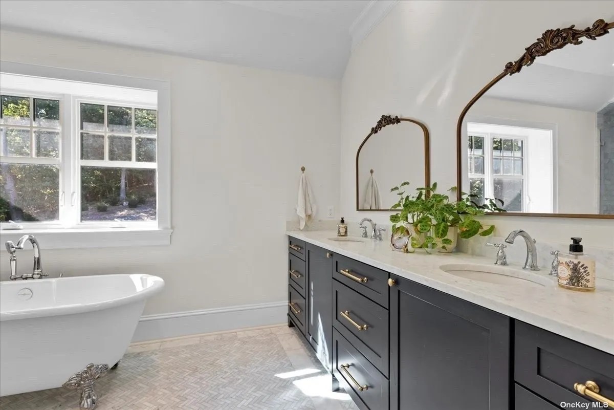 14 Gerry Ln, Lloyd Neck, NY 11743