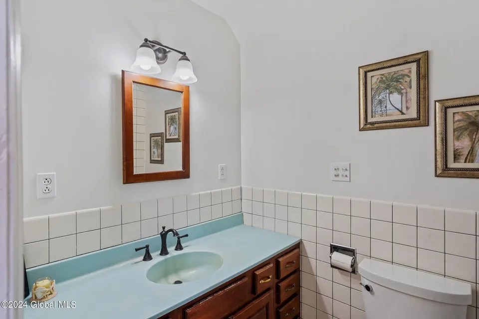 2948 River Rd, Niskayuna, NY 12309