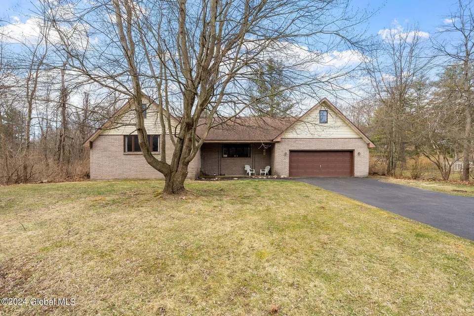 2948 River Rd, Niskayuna, NY 12309