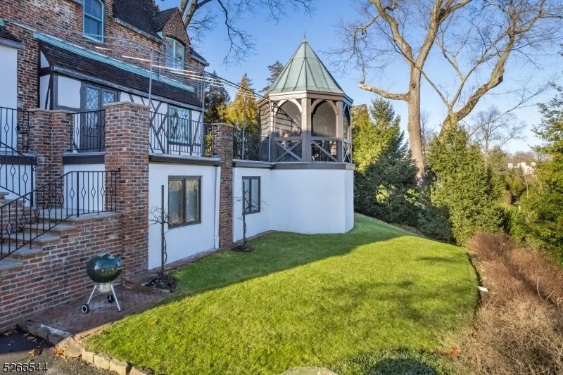 65 Edgewood Rd, Summit, NJ 07901