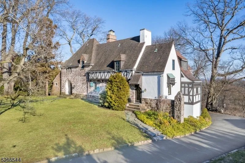 65 Edgewood Rd, Summit, NJ 07901