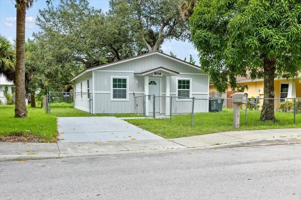 906 C Ave, Fort Pierce, FL 34950 250,000