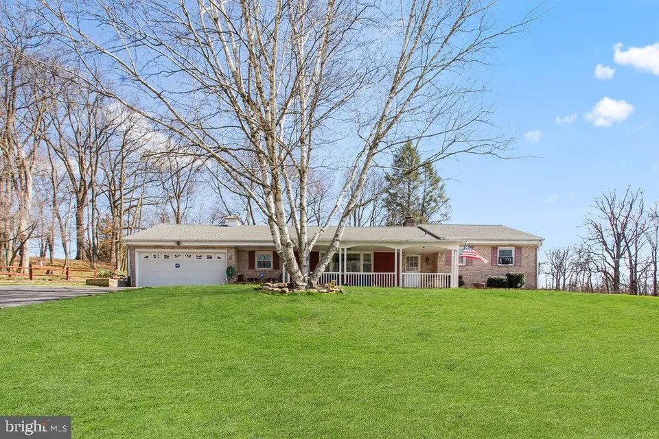 15 Albright Dr, Hanover, PA 17331