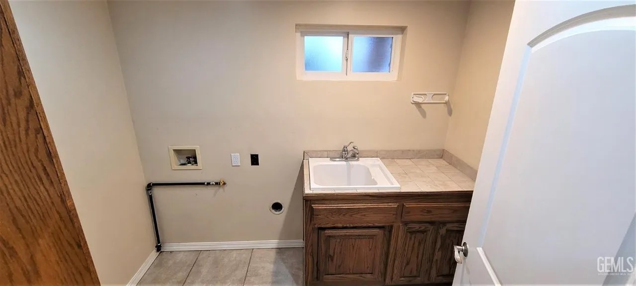 1814 Montgomery Ln, Delano, CA 93215