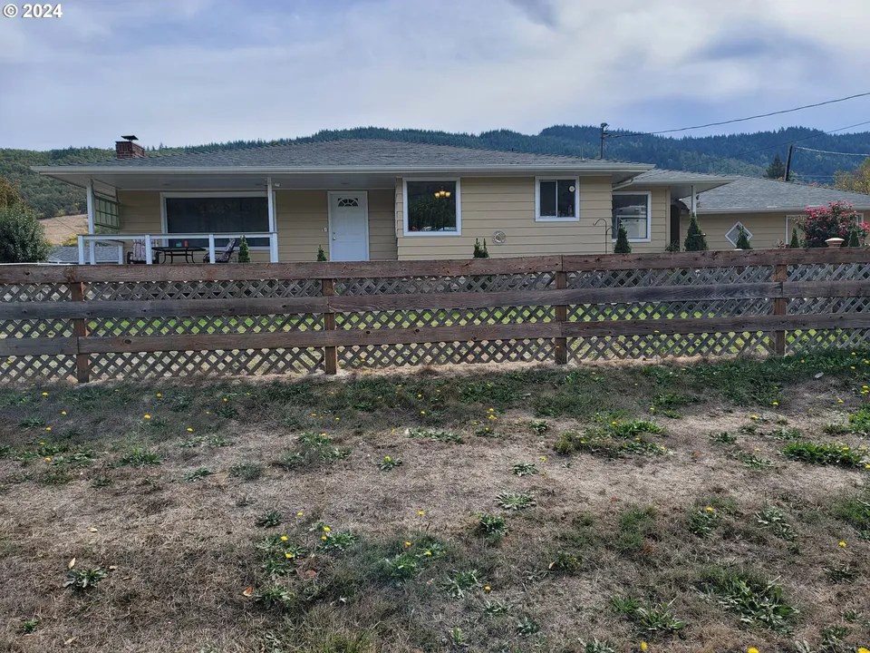 1102 Cornutt St, Myrtle Creek, OR 97457 329,900