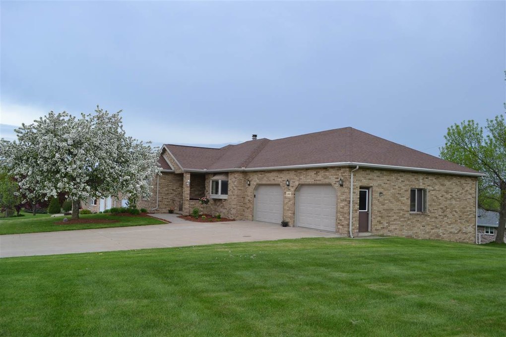 1268 5th St Sw, Dyersville, IA 52040