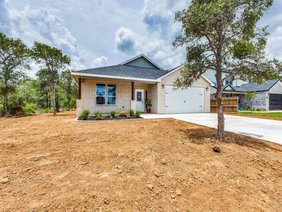 120 Plumeria Dr, Dale, TX 78616 414,999