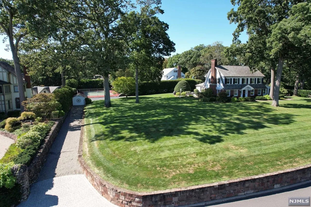 240 Crest Rd, Ridgewood, NJ 07450