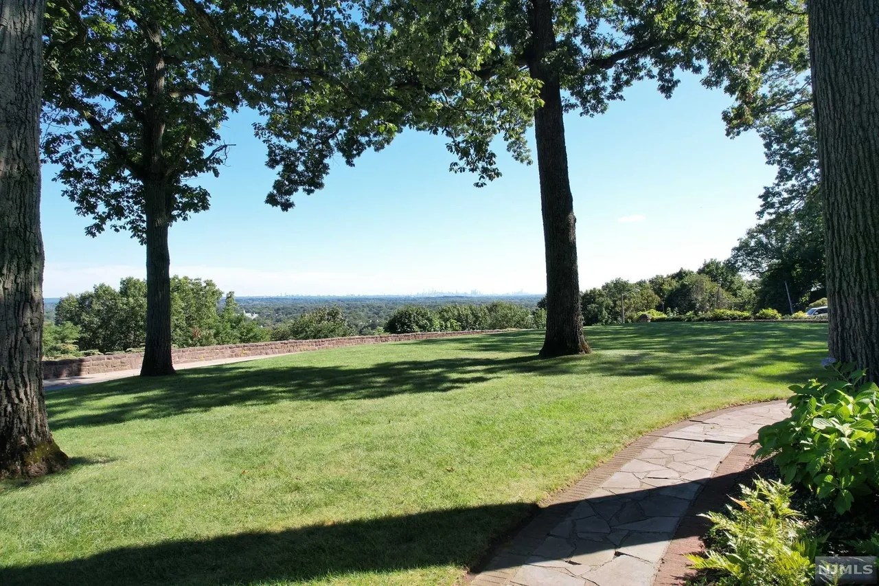 240 Crest Rd, Ridgewood, NJ 07450