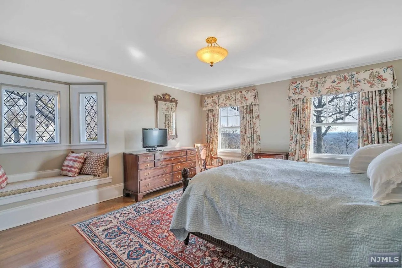 240 Crest Rd, Ridgewood, NJ 07450