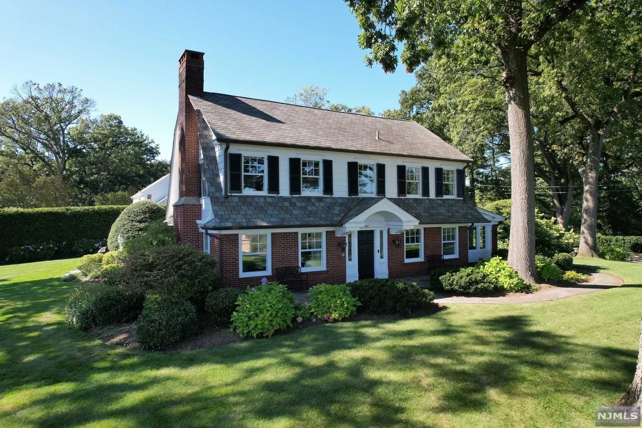 240 Crest Rd, Ridgewood, NJ 07450