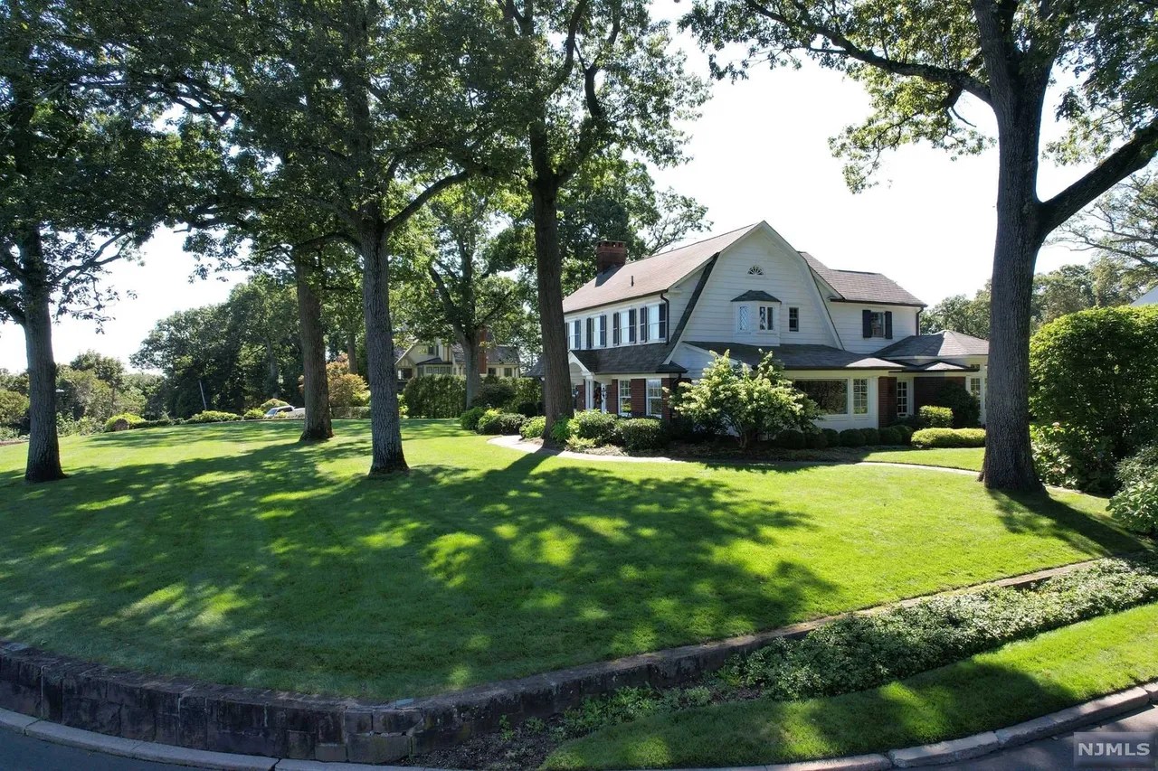 240 Crest Rd, Ridgewood, NJ 07450