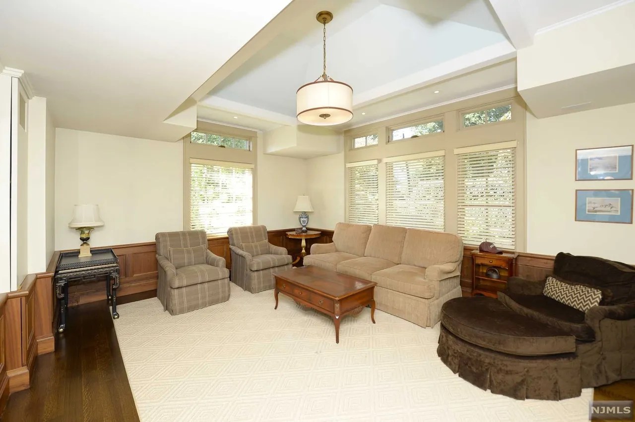 240 Crest Rd, Ridgewood, NJ 07450