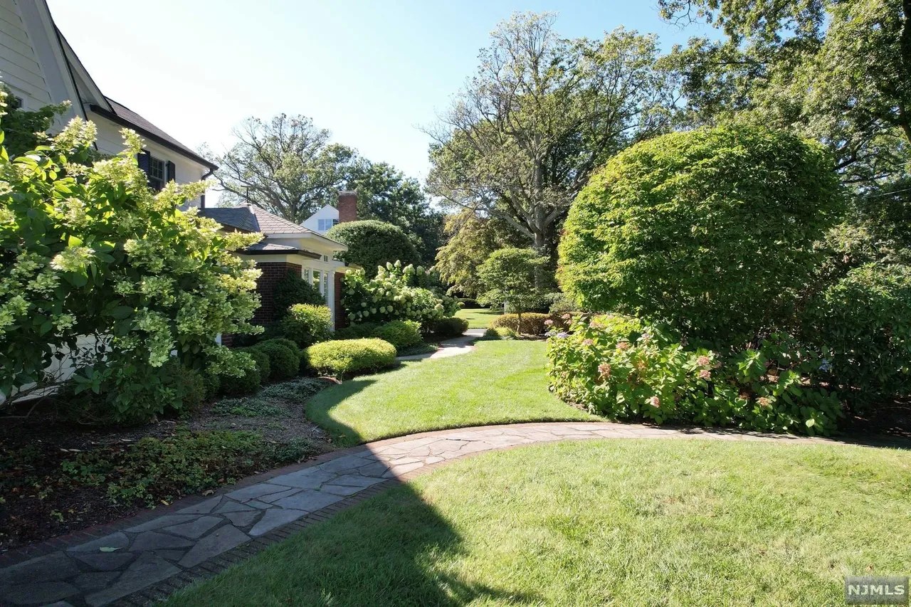 240 Crest Rd, Ridgewood, NJ 07450