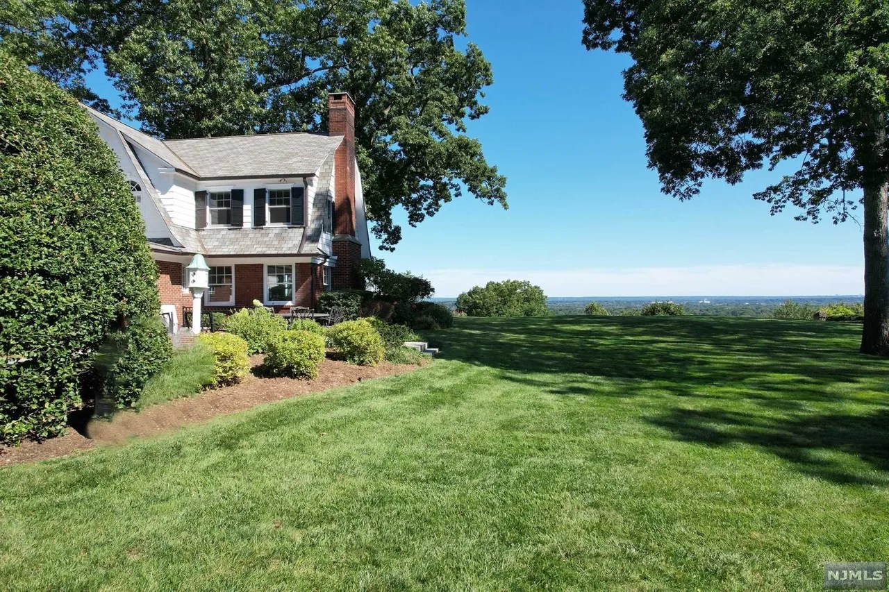 240 Crest Rd, Ridgewood, NJ 07450