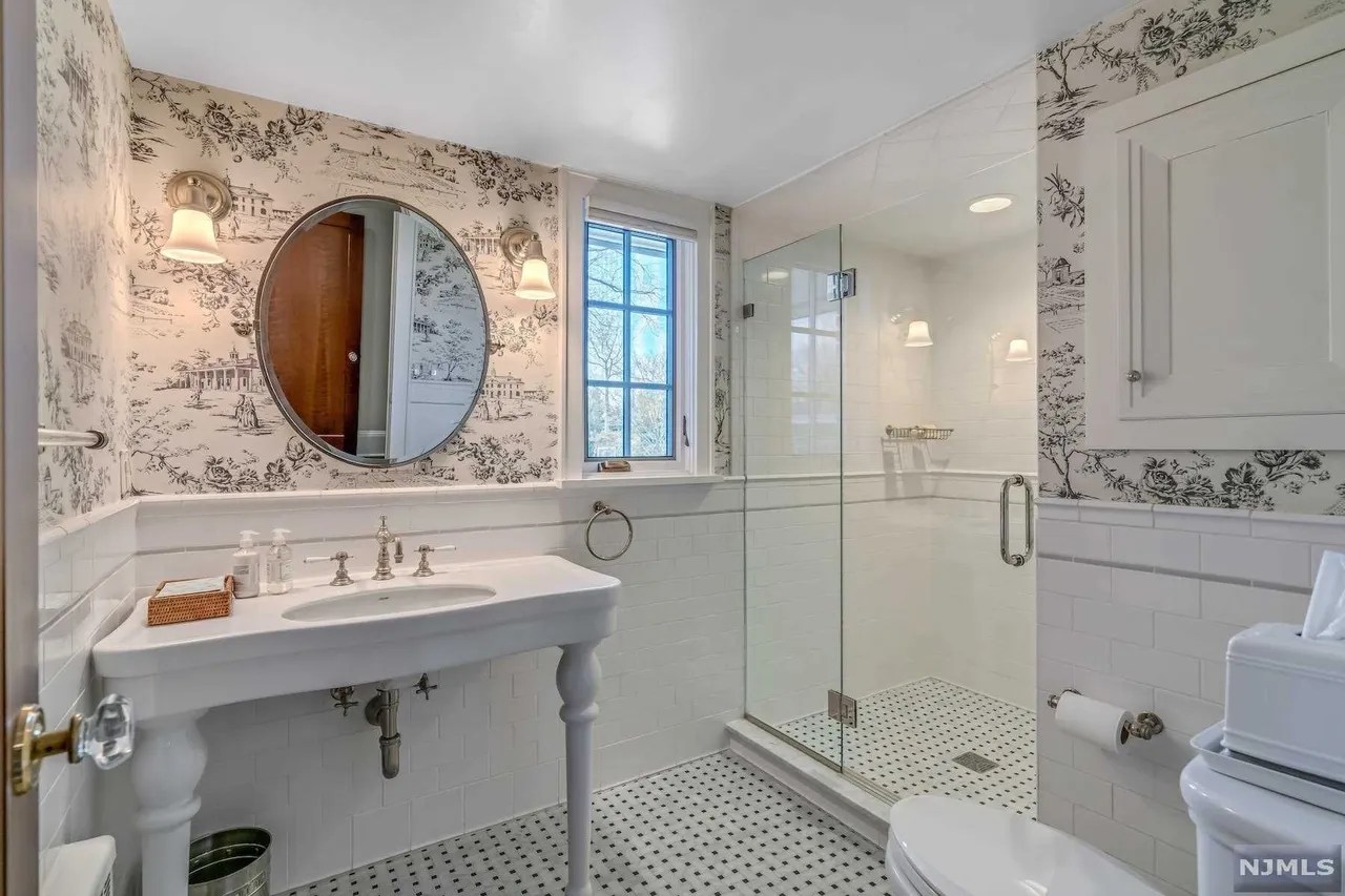 240 Crest Rd, Ridgewood, NJ 07450