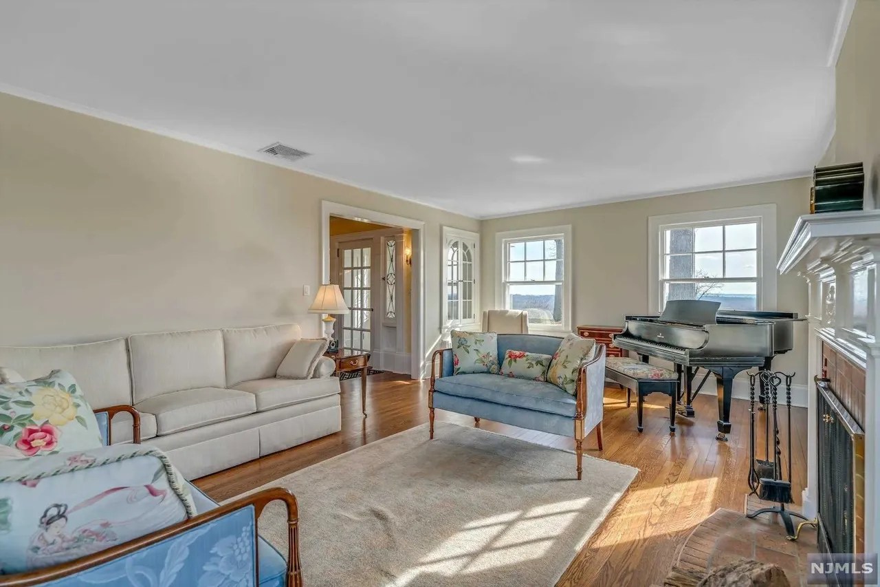 240 Crest Rd, Ridgewood, NJ 07450