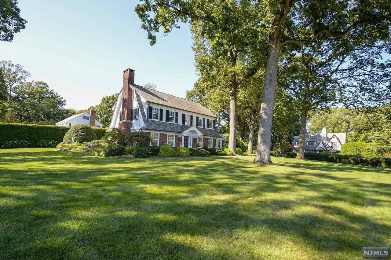 240 Crest Rd, Ridgewood, NJ 07450